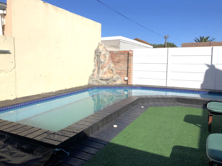 4 Bedroom Property for Sale in Gustrouw Western Cape